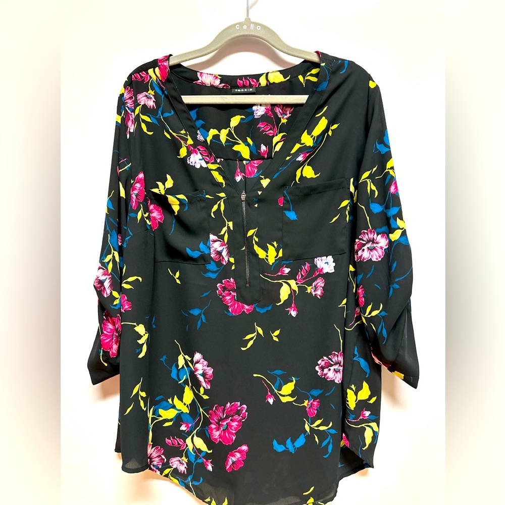 Torrid Harper Floral 1X Georgette V neck blouse. Zip. 3/4 button tab sleeves.